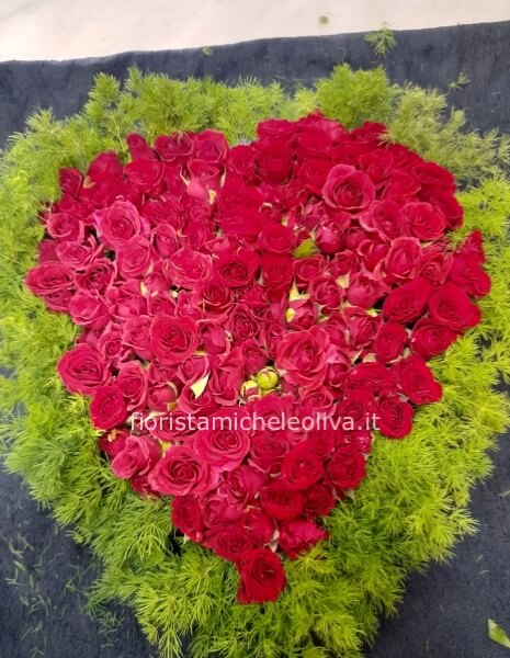 Cuore di rose colore rosso