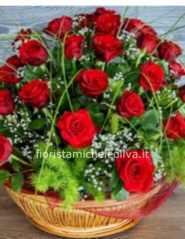 Cesto con rose rosse