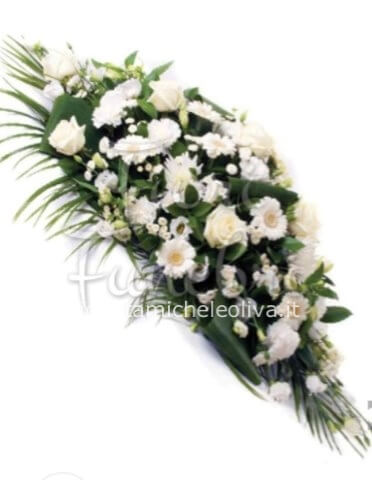 copri cassa con rose bianche