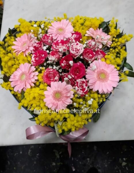 Cuore fiorito con mimosa