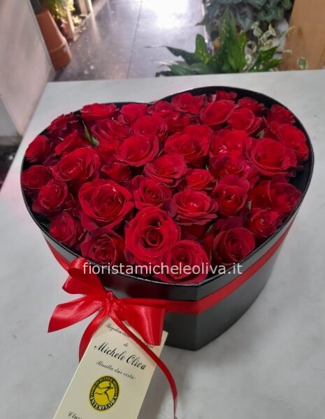 Scatola Cuore con rose rosse