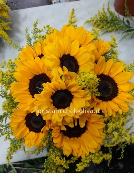 Bouquet solare con girasoli e mimosa