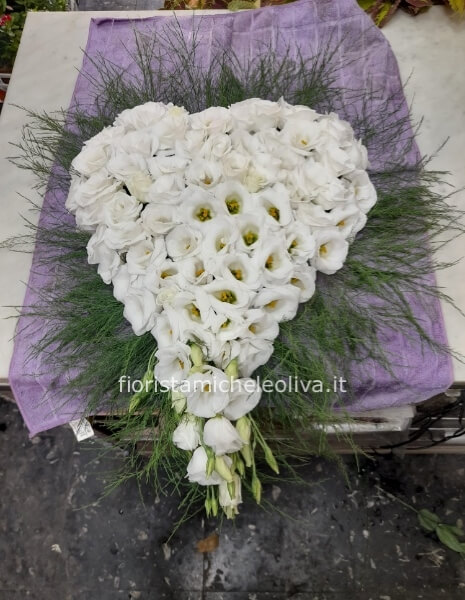 Cuore di fiori bianchi
