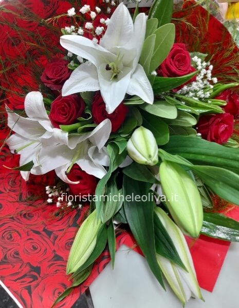 Bouquet di lilium orientali e rose