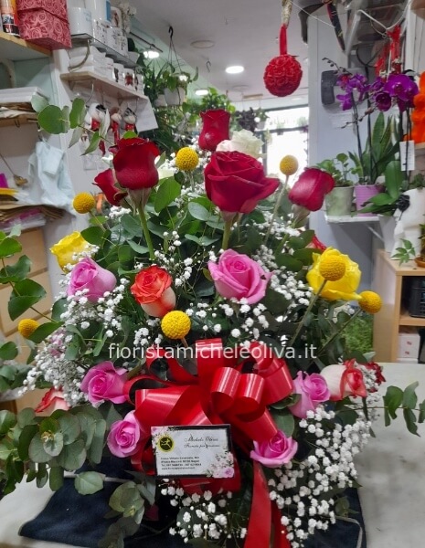 Cesto multicolore di rose