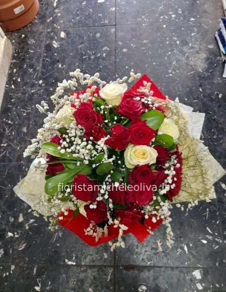 Bouquet con rose bianche e rosse