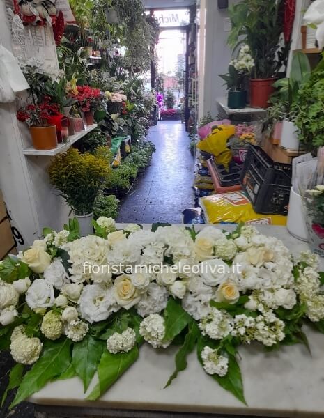 Composizione con lisiantus, rose bianche e erbe decorative