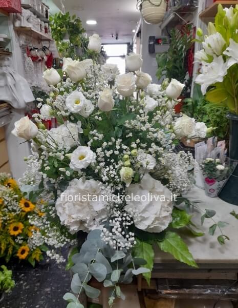 Cesto con ortensie e lisantus