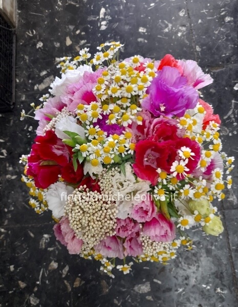 Bouquet sinfonia con camomilla e fiori tonalità pastello