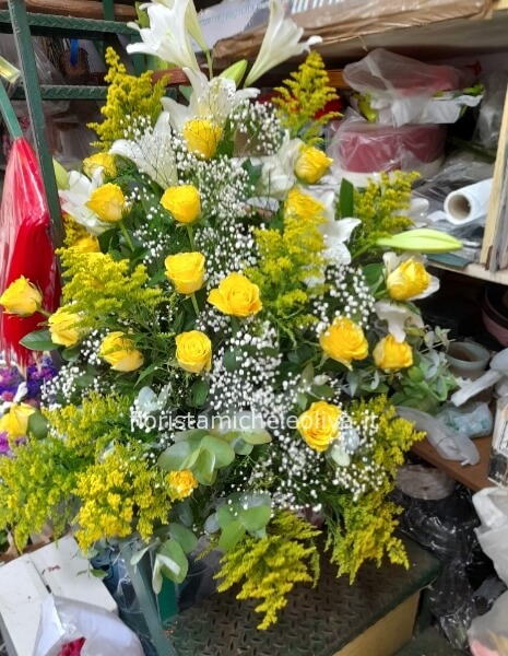 Cesto con rose gialle, lilium orientali e solidago