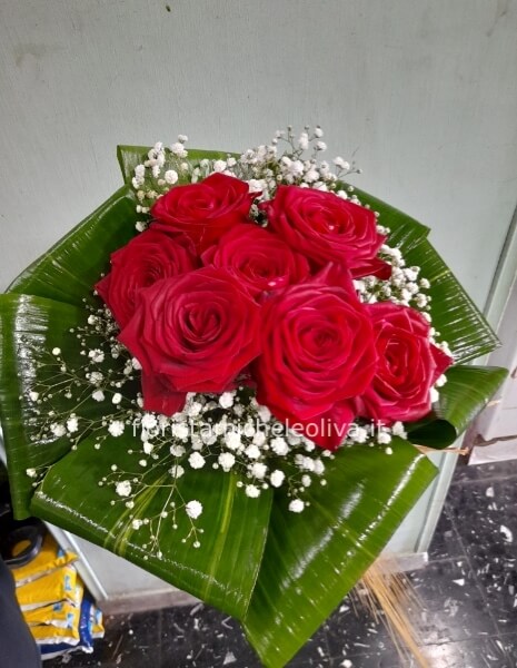 Bouquet Roby con rose rosse e nebbiolina