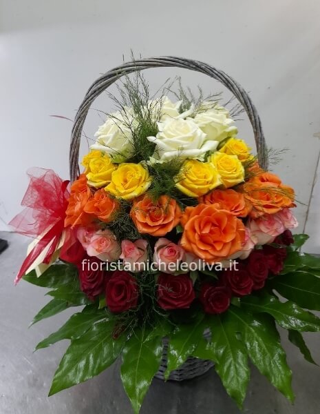 Cesto fiorito di rose multicolore