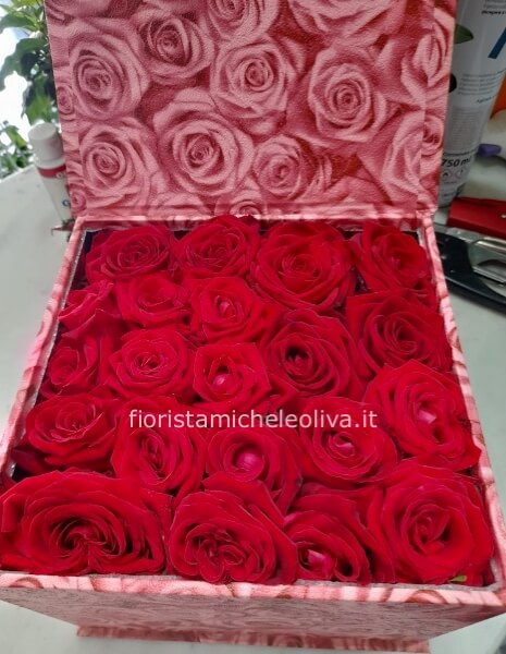 Scatola elegante con 22 rose olandesi