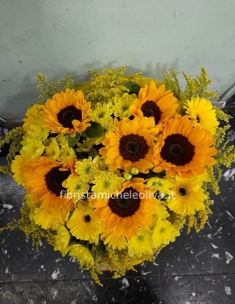Bouquet Marinella con girasoli e piretro giallo ed erbe decorative