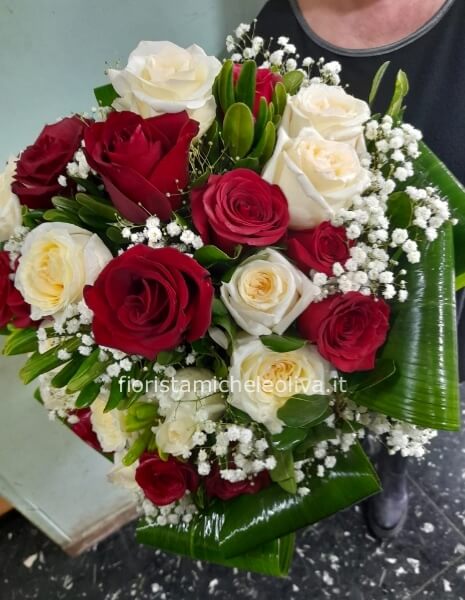 Bouquet amore con rose rosse e rose bianche olandesi