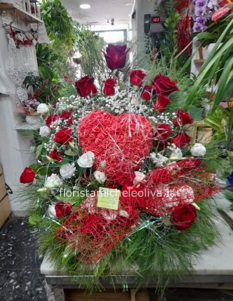 Cesto il mio amore per te rose rosse e lisiantus bianco