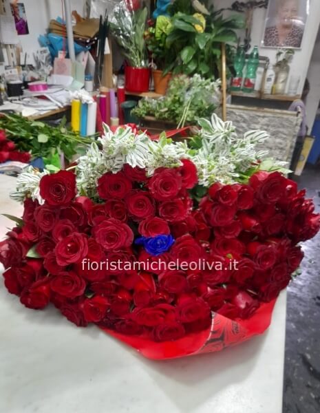 Un amore magico 50 rose rosse più una blu